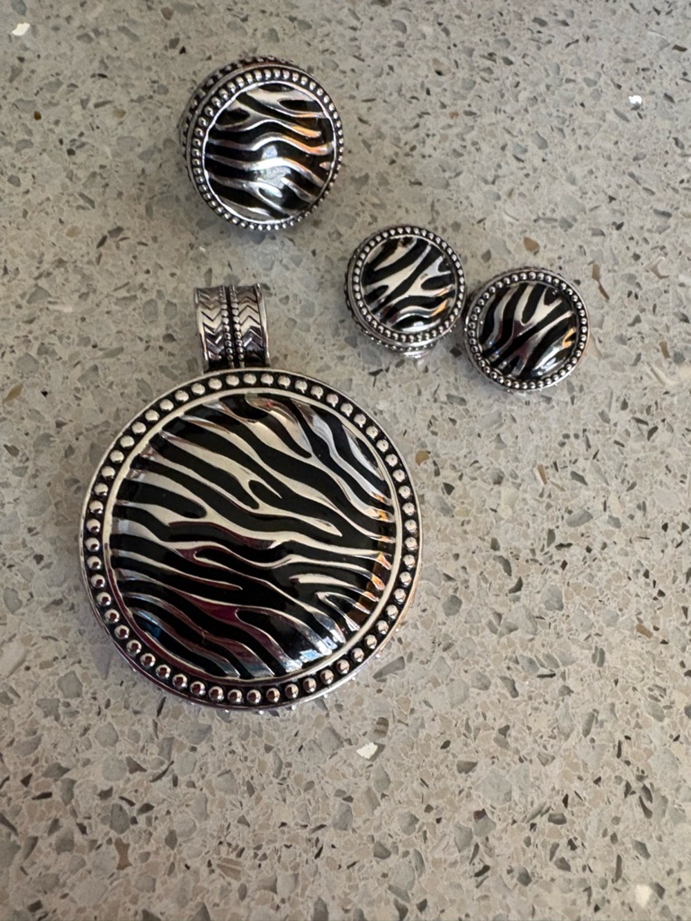 Premier Designs Silvertone Zebra Safari Large Pendant, Ring And Earrings (post)